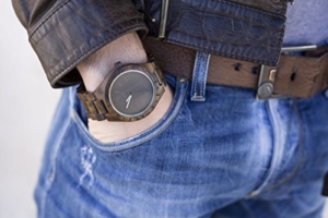 LAiMER Holzuhr BLACK EDITION - Herren Armbanduhr aus 100% Sandelholz für einzigartigen Tragekomfort und Lifestyle - natürlich, federleicht, Südtirol - ein Meisterstück Natur - 