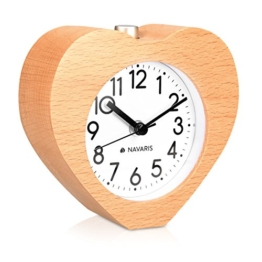 Navaris Analog Holz Wecker mit Snooze - Retro Uhr im Herz Design mit Ziffernblatt Alarm Licht - Leise Tischuhr ohne Ticken - Naturholz in Hellbraun - 1