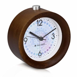 Navaris Analog Holz Wecker mit Snooze - Retro Uhr Rund mit Design Ziffernblatt Alarm Licht - Leise Tischuhr Ohne Ticken - Naturholz in Dunkelbraun - 1