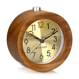 Navaris Analog Holz Wecker mit Snooze - Retro Uhr Rund mit Ziffernblatt in Gold Alarm Licht - Leise Tischuhr ohne Ticken - Naturholz in Dunkelbraun - 1